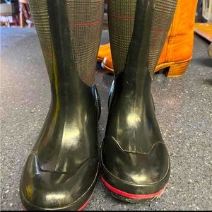 Ladies bogs weather proof boots size 6. Excellent used condition black lower